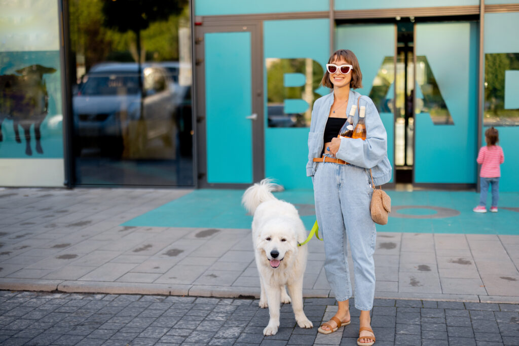 Pastelowa pułapka pet marketingu: dlaczego miłość i troska przestały wystarczać 2 kobieta z psem na zakupach